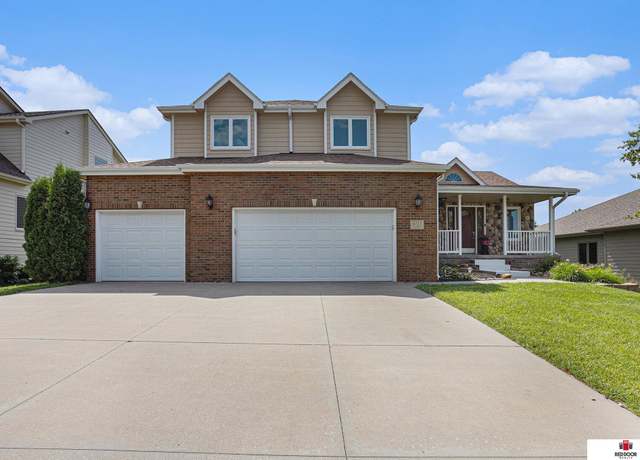 Property at 6133 S 94th St, Lincoln, NE 68526, 4 beds, 3.5 baths