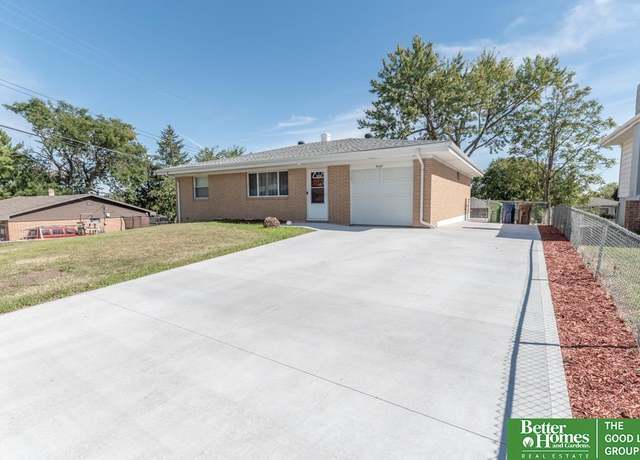 Property at 9405 Briarwood Ln, Bellevue, NE 68147, 3 beds, 2.5 baths