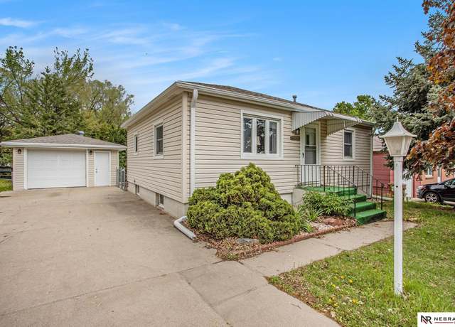 Property at 4230 N 11th St, Lincoln, NE 68521, 2 beds, 1.5 baths