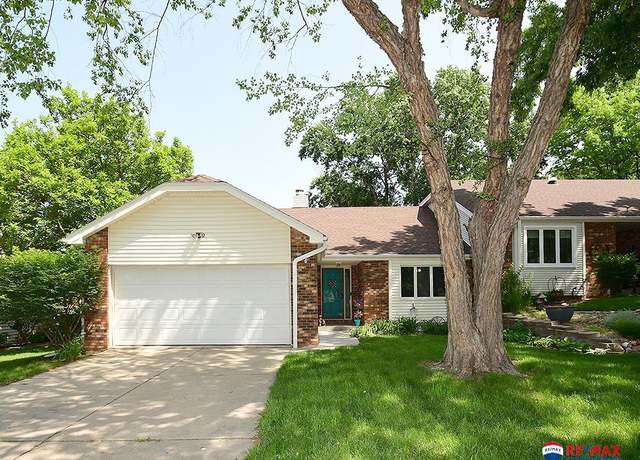 Property at 1730 Trelawney Dr, Lincoln, NE 68512, 2 beds, 2.5 baths