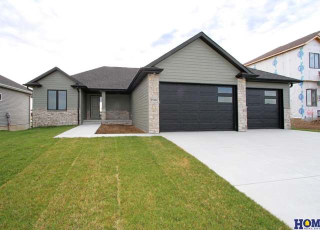 Property at 704 N 106th St, Lincoln, NE 68527, 4 beds, 3 baths