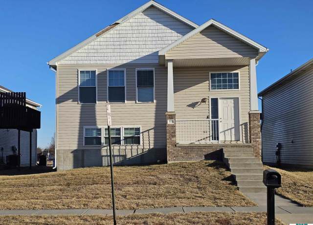 Property at 922 Lamont Dr, Lincoln, NE 68528, 4 beds, 3 baths