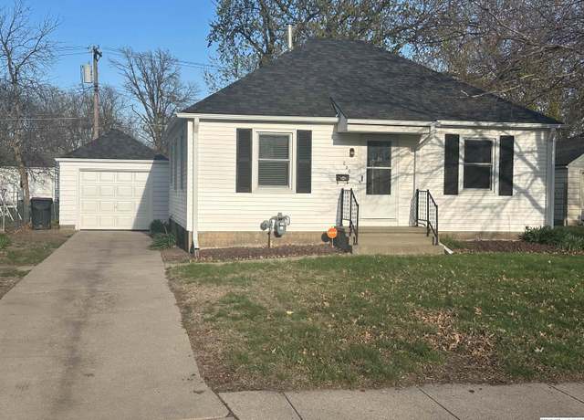 Property at 220 S 20th St, Beatrice, NE 68310, 3 beds, 2 baths
