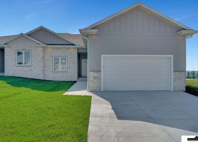Property at 8621 S 50th Ct, Lincoln, NE 68516, 4 beds, 3 baths