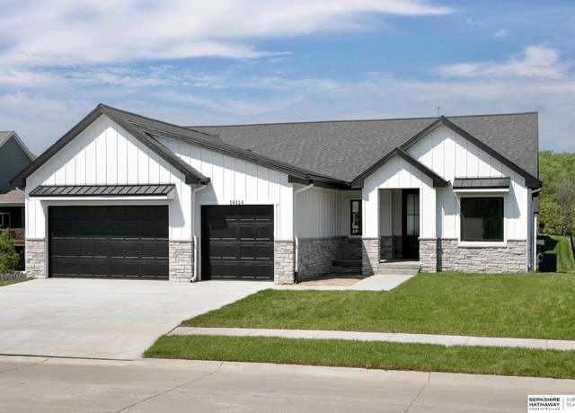Property at 10314 S 97th St, Papillion, NE 68046, 5 beds, 3 baths