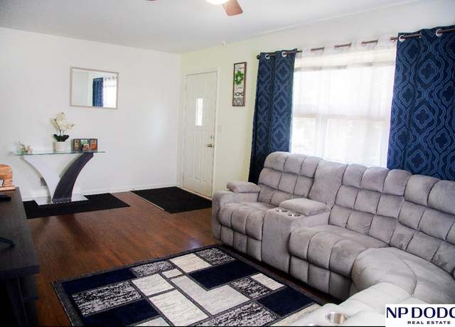 Property at 6230 Park Lane Dr, Omaha, NE 68104, 3 beds, 2 baths