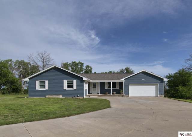 Property at 5332 Yew Ln, Omaha, NE 68152, 3 beds, 2 baths