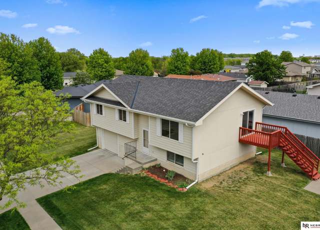 Property at 1530 SW Lacey Ln, Lincoln, NE 68522, 4 beds, 3 baths