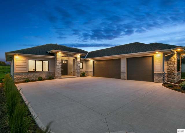 Property at 3012 S 209th Ct, Omaha, NE 68022, 4 beds, 2.5 baths
