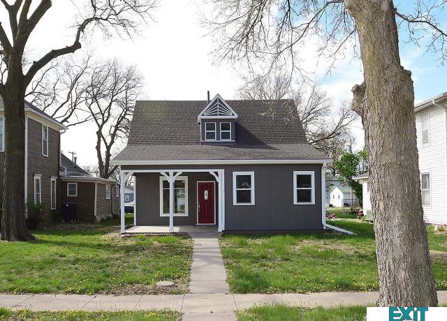 Property at 735 Olive Ave, Hebron, NE 68370, 3 beds, 4 baths