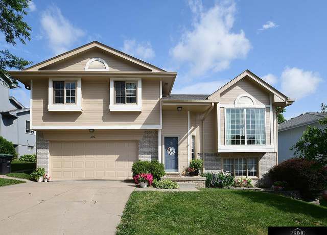 Property at 12118 Bedford Ave, Omaha, NE 68164, 3 beds, 2 baths