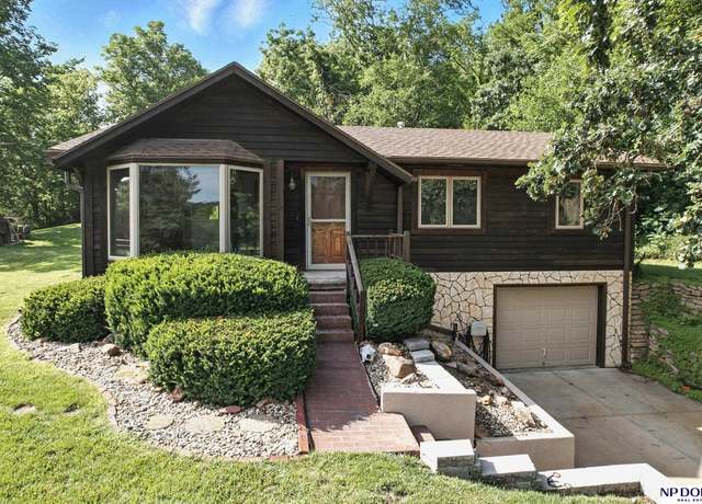 Property at 12005 Calhoun Rd, Omaha, NE 68152, 3 beds, 2 baths