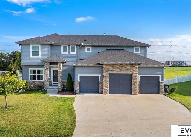 Property at 11105 Edgewater Dr, Papillion, NE 68046, 6 beds, 3.5 baths