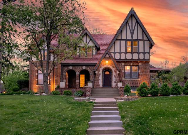 Property at 301 S 57 St, Omaha, NE 68132, 5 beds, 3.5 baths