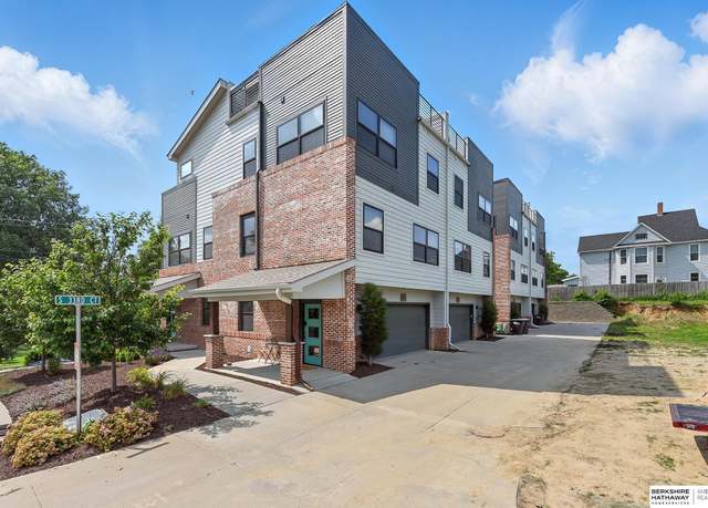 Property at 940 S 33rd Ct, Omaha, NE 68105, 2 beds, 2.5 baths