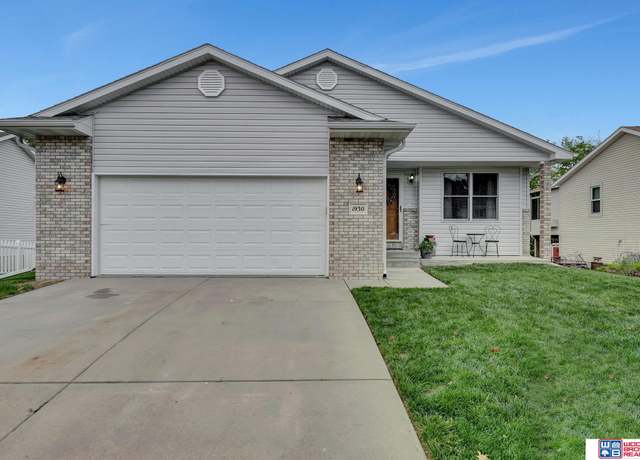 Property at 1930 SW 33rd St, Lincoln, NE 68522, 4 beds, 2 baths