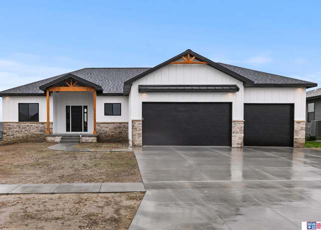 Property at 532 N 107th St, Lincoln, NE 68527, 5 beds, 3 baths