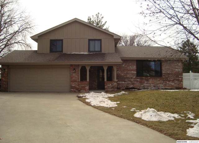Property at 21285 Edgevale Cir, Omaha, NE 68022, 3 beds, 2.5 baths