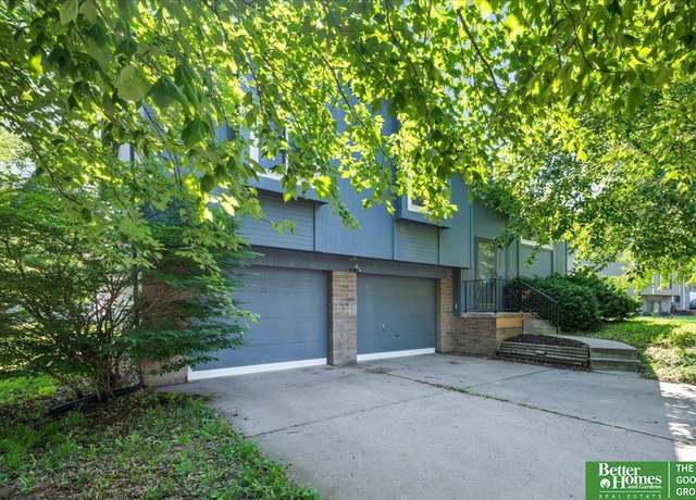 Property at 2325 Hogantown Dr, Bellevue, NE 68123, 3 beds, 2 baths