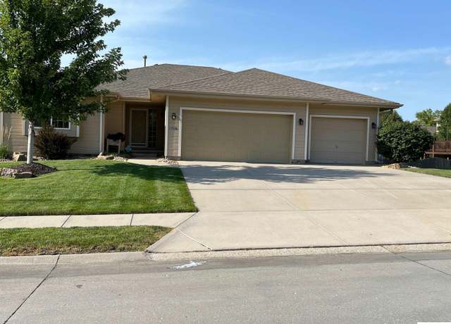 Property at 17110 Palisades Dr, Omaha, NE 68136, 3 beds, 2.5 baths