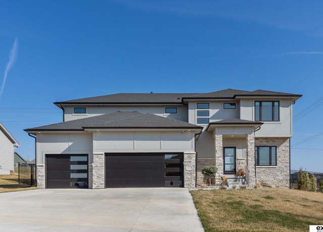Property at 11218 Port Royal Dr, Papillion, NE 68046, 5 beds, 3 baths