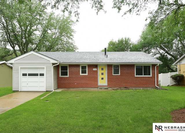 Property at 2431 Saint Thomas Dr, Lincoln, NE 68502, 4 beds, 2 baths