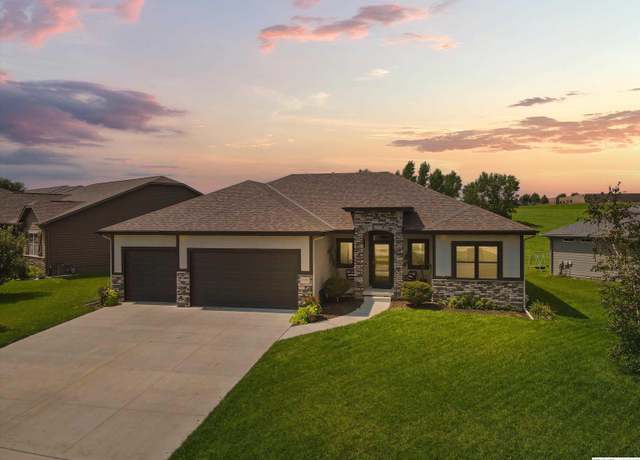 Property at 7504 N 161st St, Bennington, NE 68007, 3 beds, 3 baths