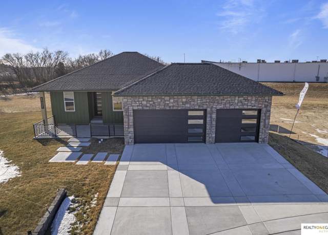 Property at 3013 W Laux Dr, Hastings, NE 68901, 6 beds, 3 baths