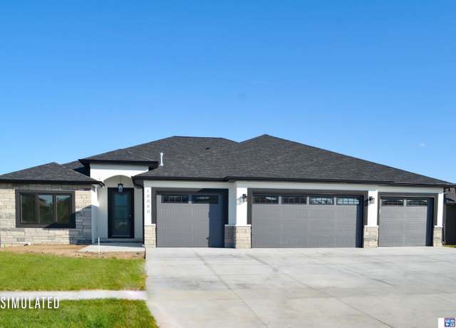 Property at 1052 N 102nd St, Lincoln, NE 68527, 4 beds, 3 baths