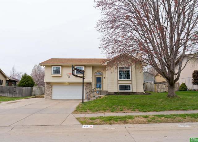 Property at 108 Summerset Dr, Papillion, NE 68133, 3 beds, 2.5 baths