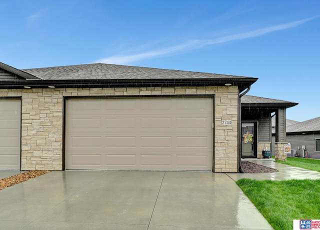 Property at 2744 Kings Corner Dr, Lincoln, NE 68516, 3 beds, 3 baths