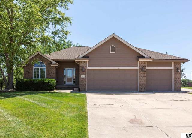 Property at 13965 Larimore Ave, Omaha, NE 68164, 4 beds, 3 baths