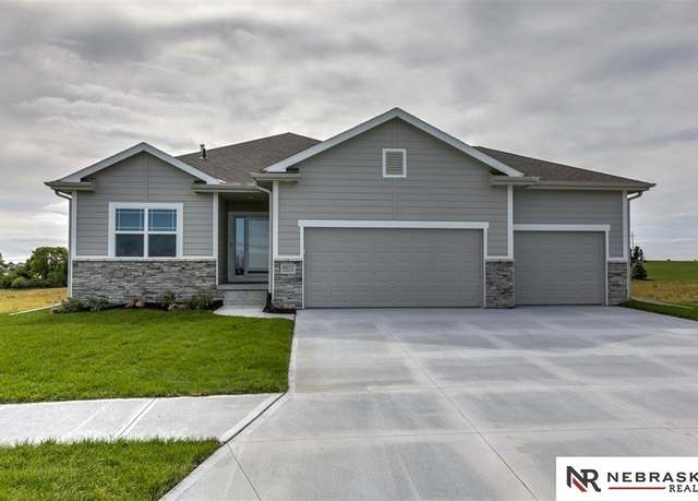 Property at 11019 Portage Dr, Papillion, NE 68046, 3 beds, 3 baths