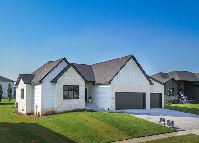 Property at 8911 Ranch Gate Rd, Lincoln, NE 68520, 5 beds, 3.5 baths