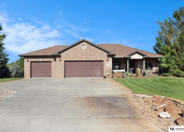Property at 2833 SW 80th St, Lincoln, NE 68532, 5 beds, 4 baths