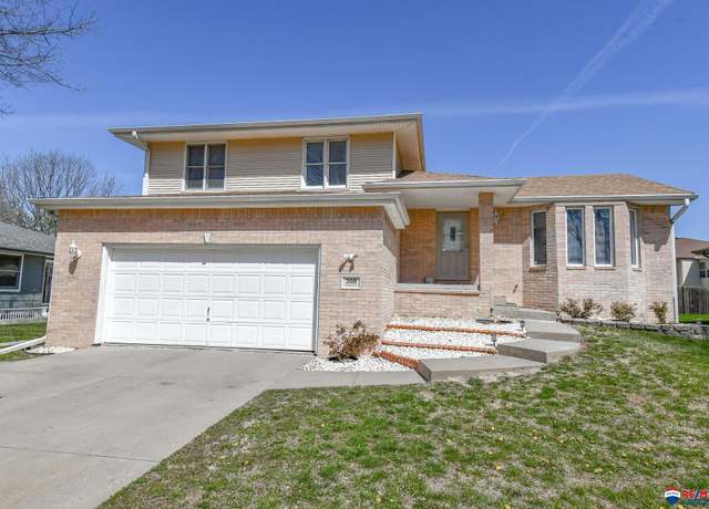 Property at 208 Groveland St, Lincoln, NE 68521, 3 beds, 2.5 baths
