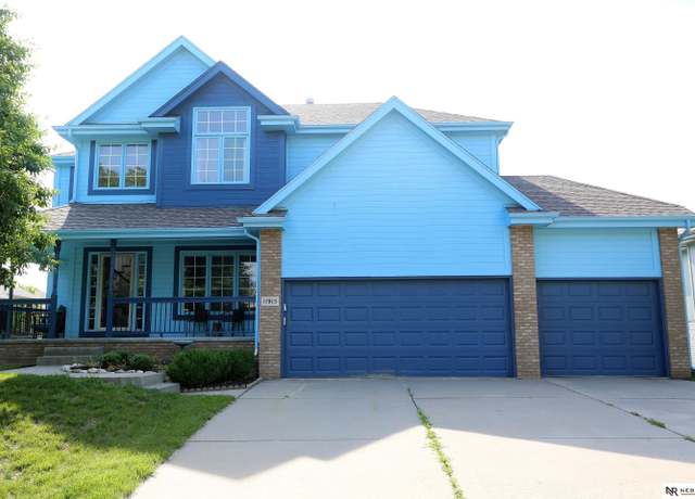 Property at 11915 S 53 St, Papillion, NE 68133, 5 beds, 3.5 baths