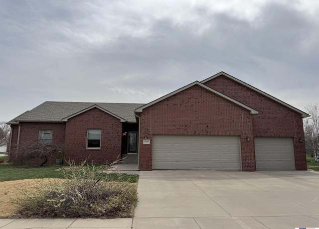 Property at 1544 Duke Dr, York, NE 68467, 4 beds, 3.5 baths
