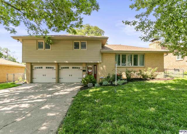 Property at 4472 Shady Lane Cir, Omaha, NE 68105, 3 beds, 2.5 baths