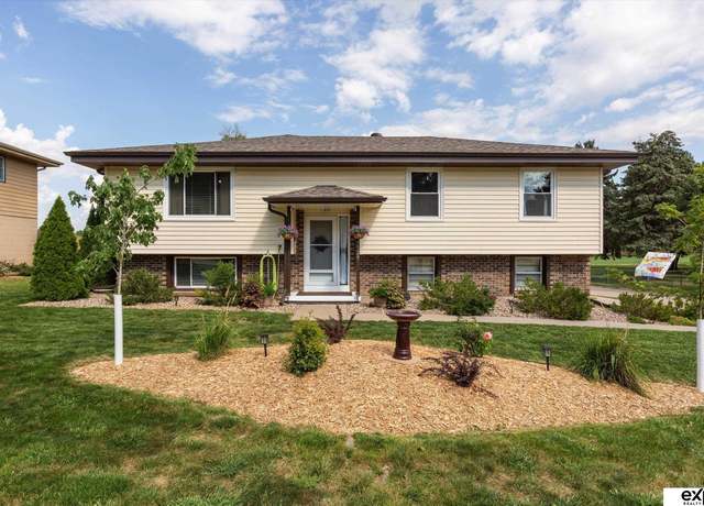 Property at 5529 S 102nd St, Omaha, NE 68127, 3 beds, 2.5 baths