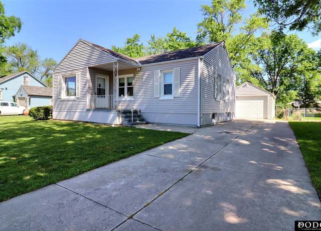 Property at 828 E 15th St, Fremont, NE 68025, 2 beds, 1.5 baths