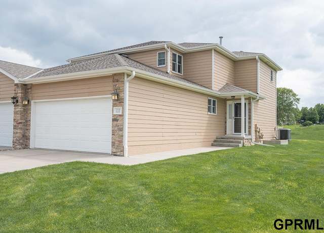 Property at 7739 Phares Dr, Lincoln, NE 68516, 2 beds, 2.5 baths