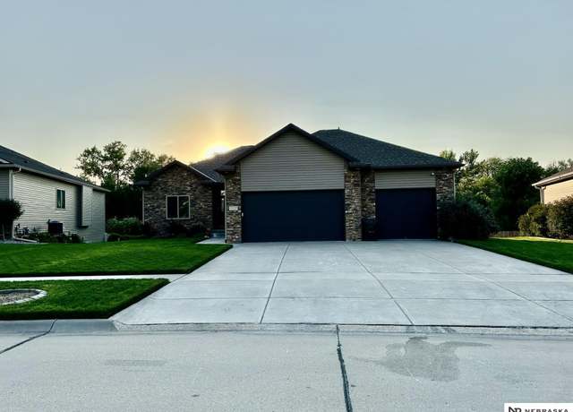 Property at 2131 N 92nd St, Lincoln, NE 68505, 4 beds, 2.5 baths