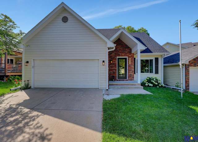 Property at 6833 Summerset Ct, Lincoln, NE 68516, 4 beds, 3 baths