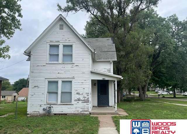 Property at 3744 S 52nd St, Lincoln, NE 68506, 3 beds, 1.5 baths