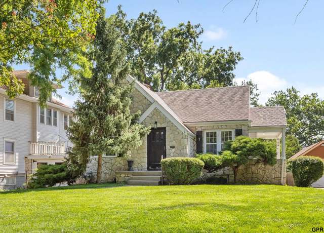 Property at 1005 S 36th St, Omaha, NE 68105, 3 beds, 2 baths