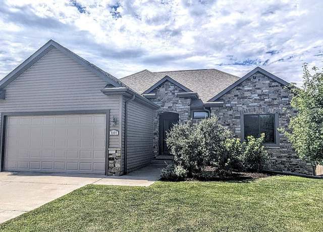 Property at 7377 Yankee Woods Dr, Lincoln, NE 68516, 4 beds, 3 baths