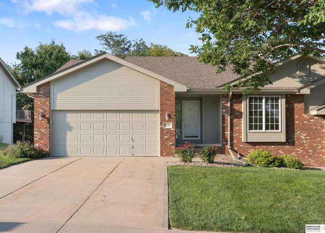 Property at 4920 Lakeside Dr, Papillion, NE 68133, 2 beds, 2.5 baths