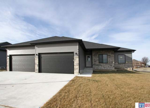 Property at 465 Half Moon Dr, Lincoln, NE 68527, 5 beds, 3 baths