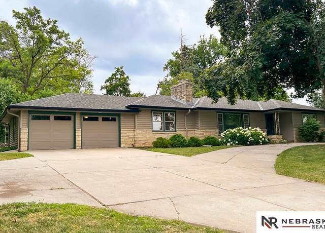 Property at 437 S 90th St, Omaha, NE 68114, 3 beds, 2.5 baths